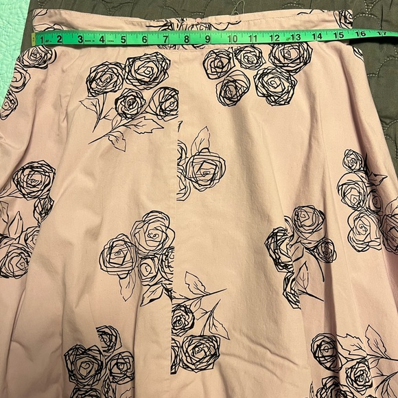 H&M midi flare skirt. Lavender with black floral design. Size 8 - Picture 5 of 6